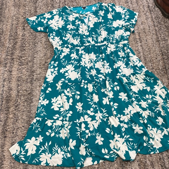 NWT Torrid Tea Length Studio Crepe de Chine tie neck tiered dress sz 4 (4X-26) - Picture 6 of 9